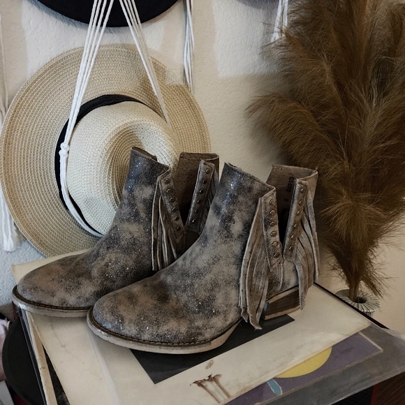 CIRCLE G WOMEN'S BROWN STUDDED FRINGE BOOTIES - Picture 2 of 5